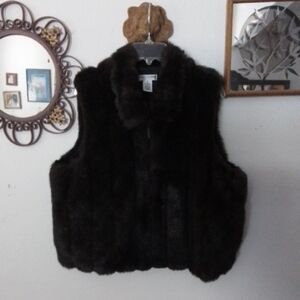 DRAPER & DAMONS FAUX FIR VEST IN DARK BROWN, PL